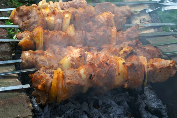 Kızartma şiş kebap yanıyor.