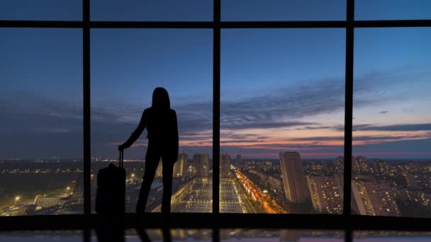 Femme Avec Valise Tient Près Des Fenêtres Avec Vue Nocturne — Video