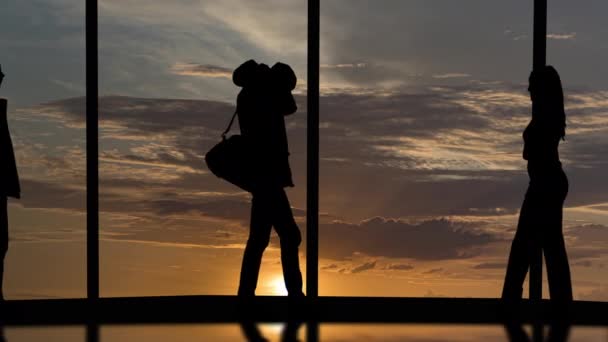 Der Menschenstrom Auf Dem Flughafen Vor Dem Schönen Sonnenuntergang — Stockvideo