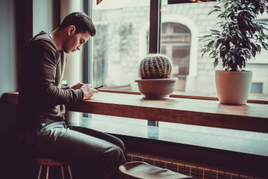 Restorandaki adam telefonu.