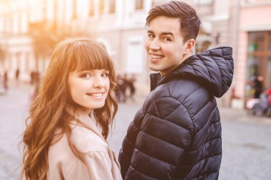 Sokakta yürüyen çekici çift.