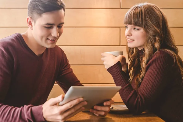 Casal Feliz Sentado Com Tablet Mesa Restaurante — Fotografia de Stock