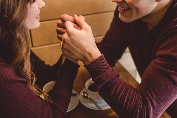 Feliz Pareja Cogida Mano Restaurante —  Fotos de Stock