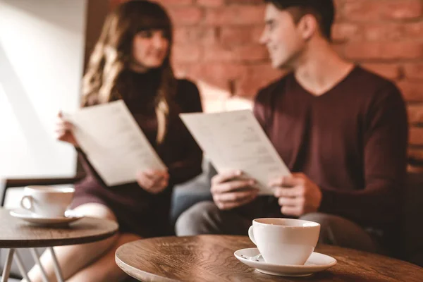 Koppen Med Kaffe Bakgrunn Det Sittende Paret – stockfoto