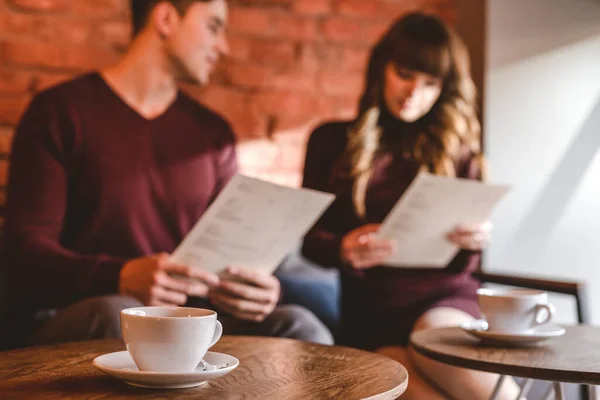 Koppen Med Kaffe Bakgrunn Det Sittende Paret – stockfoto