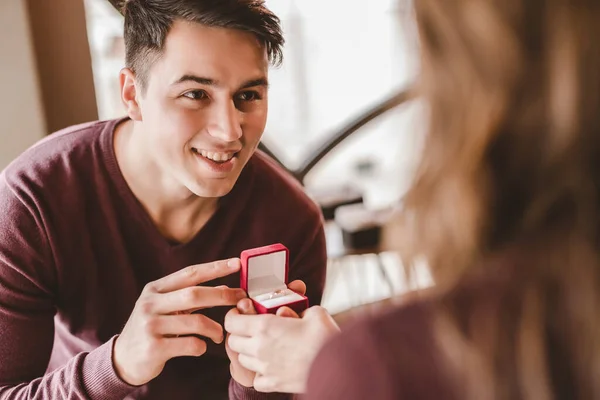 Homem Feliz Faz Uma Proposta Para Sua Namorada — Fotografia de Stock