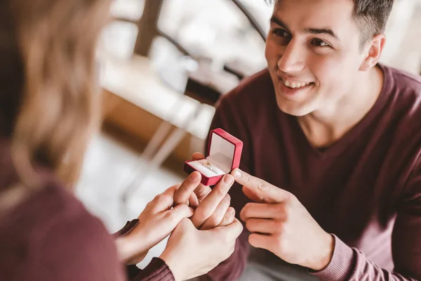 Homem Feliz Faz Uma Proposta Para Sua Namorada — Fotografia de Stock