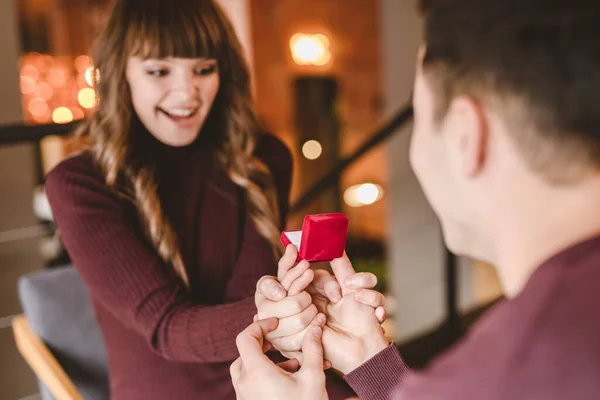 Homem Faz Uma Proposta Para Sua Namorada Feliz — Fotografia de Stock