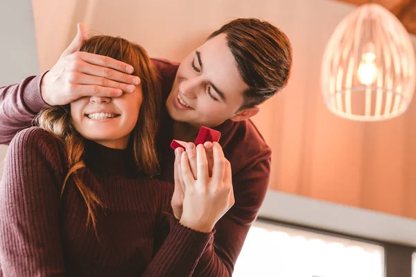 Homem Feliz Faz Uma Oferta Casamento Para Sua Namorada — Fotografia de Stock