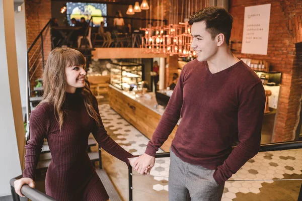 Den Lykkelige Mannen Kvinne Står Restauranten – stockfoto