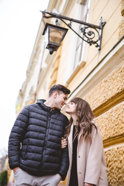 Hombre Feliz Una Mujer Pie Calle —  Fotos de Stock