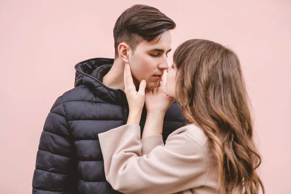 Uomo Una Donna Che Baciano Sullo Sfondo Della Parete Rosa — Foto Stock
