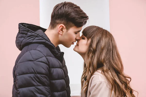 Homme Une Femme Embrassent Sur Fond Mur Rose — Photo