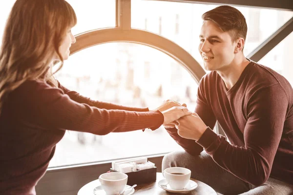 Hombre Feliz Una Mujer Sientan Mesa Del Restaurante —  Fotos de Stock