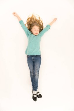 Uyuyan kız yerde yatıyordu. Yukarıdan görüntüle