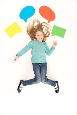 Diyalog işaretlerinin yanında yerde duran sevimli kız hareketi. Yukarıdan görüntüle