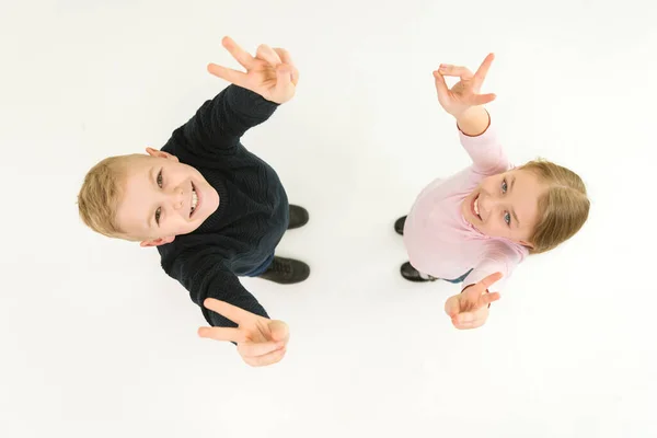 Due Bambini Mostrano Due Dita Sullo Sfondo Bianco Vista Dall — Foto Stock