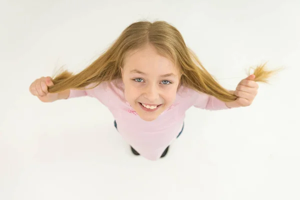 미소짓는 소녀는 머리를 만진다 위에서 바라본 — 스톡 사진