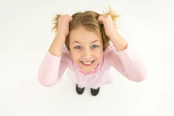 Χαμογελαστό Κορίτσι Κρατάει Μαλλιά Της Άποψη Από Ψηλά — Φωτογραφία Αρχείου