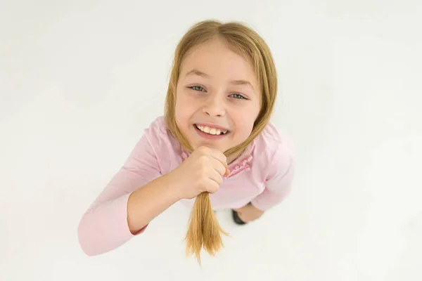 Chica Sonriente Sostiene Cabello Vista Desde Arriba — Foto de Stock