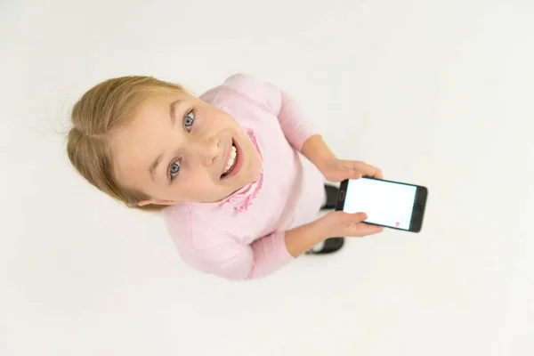 Щаслива Дівчина Стоїть Смартфоном Вид Зверху — стокове фото