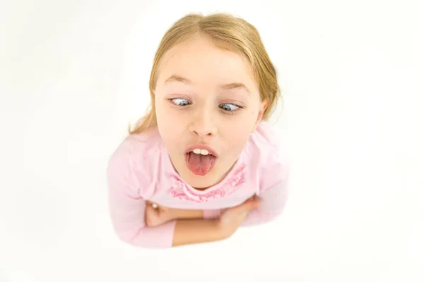 Kız kameraya yüzünü ekşitti. Yukarıdan görüntüle