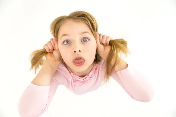 Komik kız kameraya dilini gösteriyor. Yukarıdan görüntüle