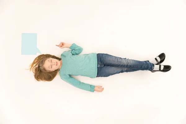 Νυσταγμένο Κορίτσι Ξάπλωσε Στο Πάτωμα Άποψη Από Ψηλά — Φωτογραφία Αρχείου