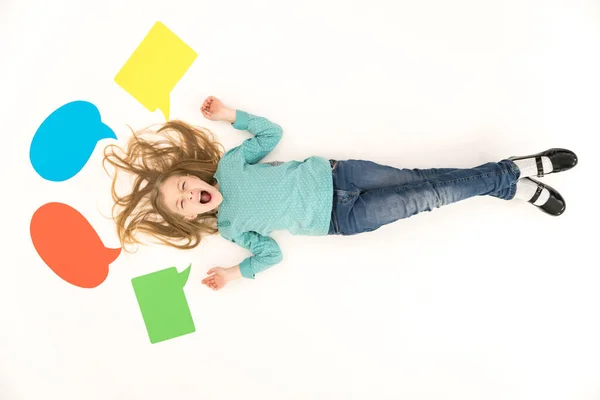 Κορίτσι Φωνάζει Στο Πάτωμα Κοντά Στις Πινακίδες Διαλόγου Άποψη Από — Φωτογραφία Αρχείου
