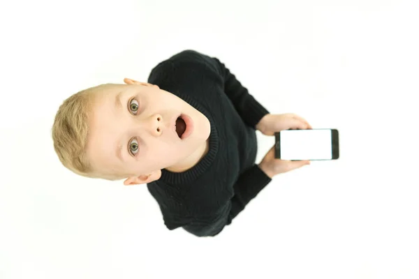 Den Överraskade Pojken Står Med Smartphone Utsikt Ovanifrån — Stockfoto