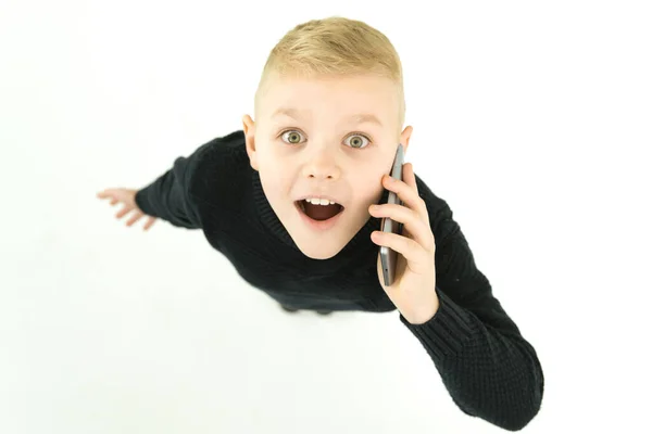 Τηλέφωνο Του Έκπληκτου Αγοριού Στο Λευκό Φόντο Άποψη Από Ψηλά — Φωτογραφία Αρχείου