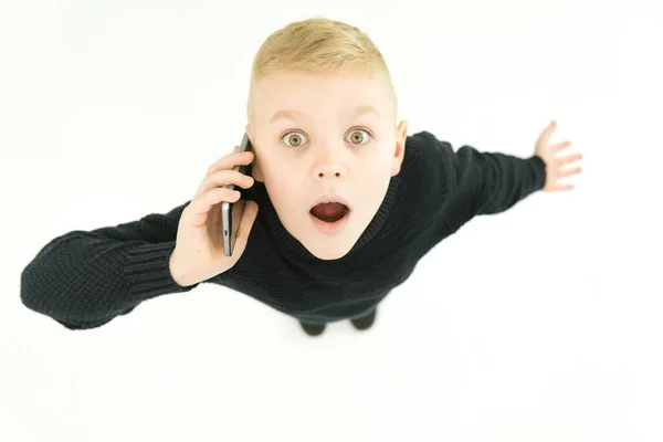 Meglepett Fiú Telefonja Fehér Háttérben Kilátás Felülről — Stock Fotó