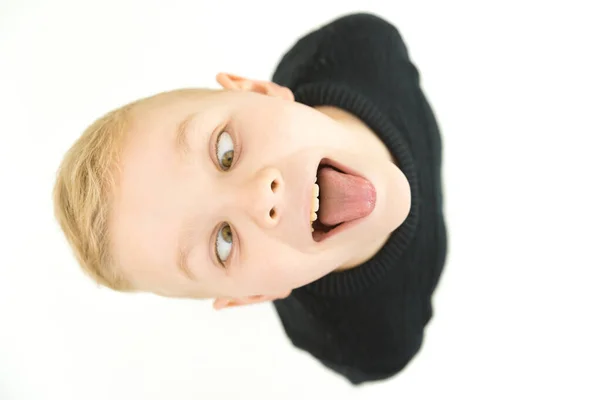Αγόρι Δείχνει Γλώσσα Άποψη Από Ψηλά — Φωτογραφία Αρχείου