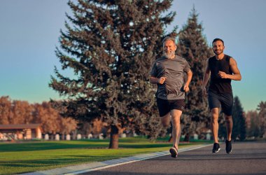 Baba ve oğul yolda koşuyor.