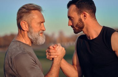 Baba ve oğul el ele tutuşuyor.