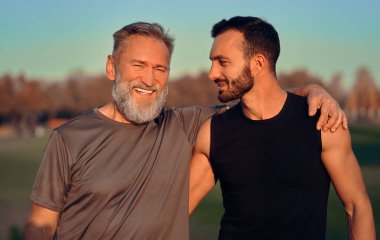 Mutlu baba oğul kucaklaşır dışarıda