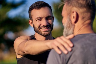 Mutlu oğul ve baba bir arada.