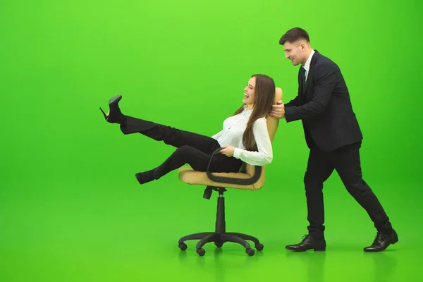 Mutlu Adam Kadın Yeşil Arka Plandaki Sandalyede Eğleniyorlar — Stok fotoğraf