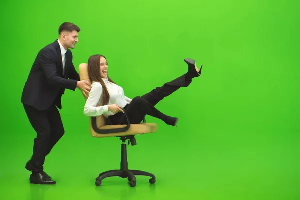 Adamı Kadın Yeşil Arka Plandaki Sandalyede Eğleniyorlar — Stok fotoğraf