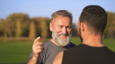 Baba ve oğlu parkta konuşuyorlar. yavaş çekim