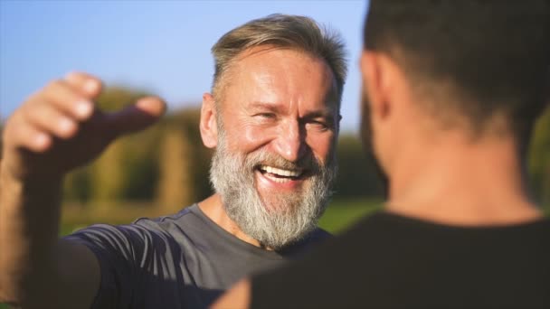 Dois Homens Felizes Conversando Livre Câmara Lenta — Vídeo de Stock