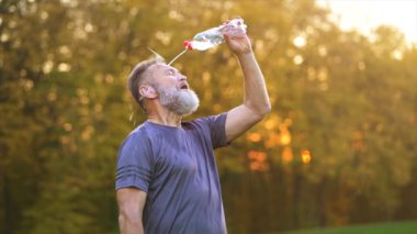 Yaşlı sporcu üzerine su döktü. yavaş çekim