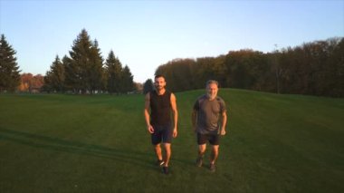 Mutlu bir baba ve çimde koşan bir oğul. yavaş çekim