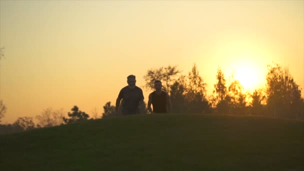 Los Dos Hombres Corriendo Aire Libre Hermoso Fondo Del Amanecer — Vídeos de Stock