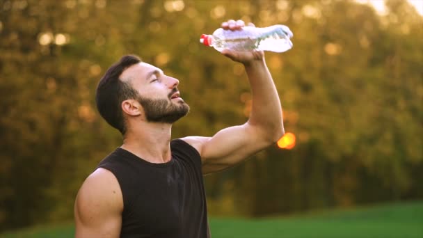 Desportista Feliz Deitar Água Cima Câmara Lenta — Vídeo de Stock