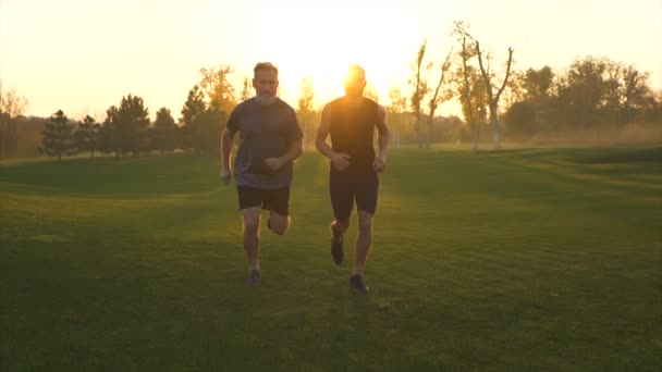 Pai Filho Correr Parque Pôr Sol Câmara Lenta — Vídeo de Stock