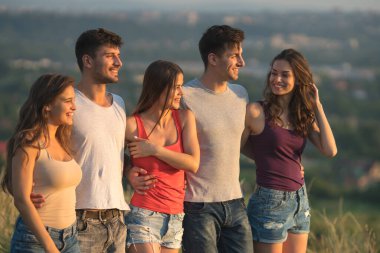 Beş çekici insan dışarıda duruyor.