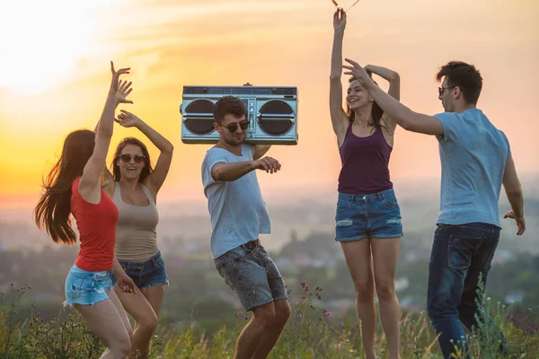 Les Cinq Personnes Dansant Sur Colline Sur Fond Coucher Soleil — Photo