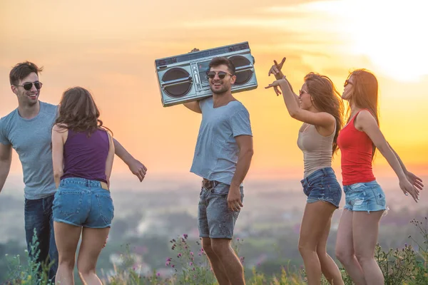 Les Cinq Personnes Dansant Avec Une Boîte Boom Sur Fond — Photo