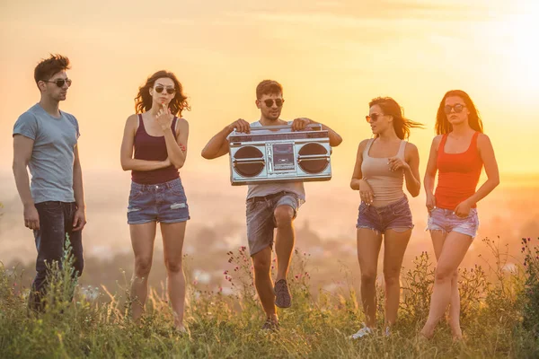 Les Cinq Personnes Heureuses Tiennent Avec Une Boîte Boom Sur — Photo